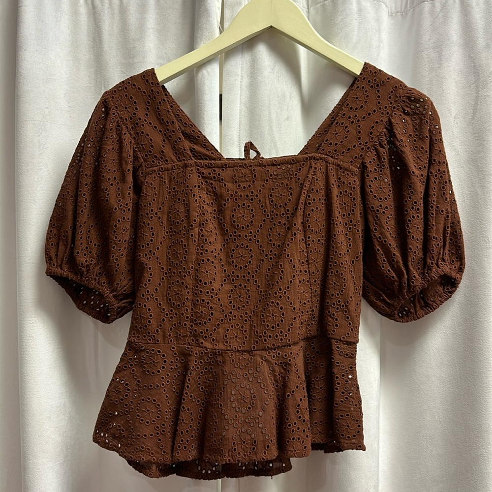 Mocha brown eyelet peplum top with puff sleeve